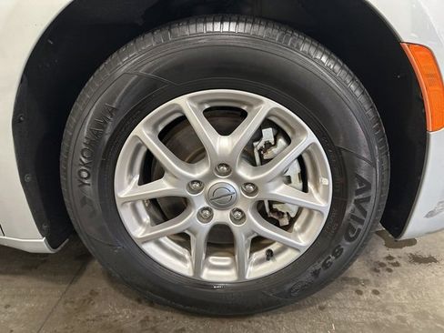 Used 2024 Chrysler Pacifica Touring-L image 37