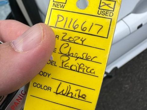 Used 2024 Chrysler Pacifica Touring-L image 36