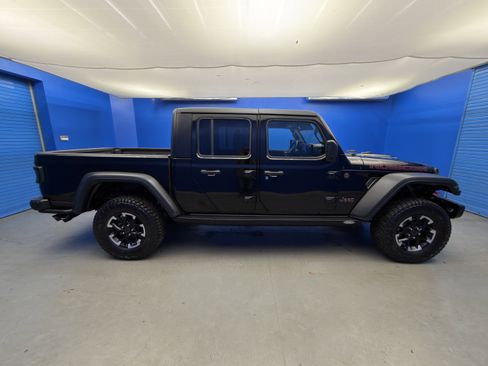 Used 2024 Jeep Gladiator Rubicon w/ Technology Group image 8