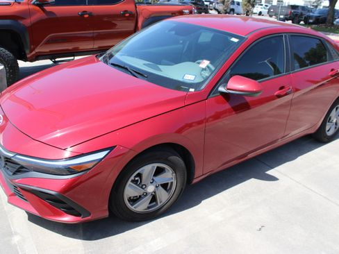 Used 2025 Hyundai Elantra SE FWD image 6