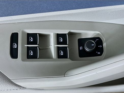 Used 2025 Volkswagen Jetta SE image 15