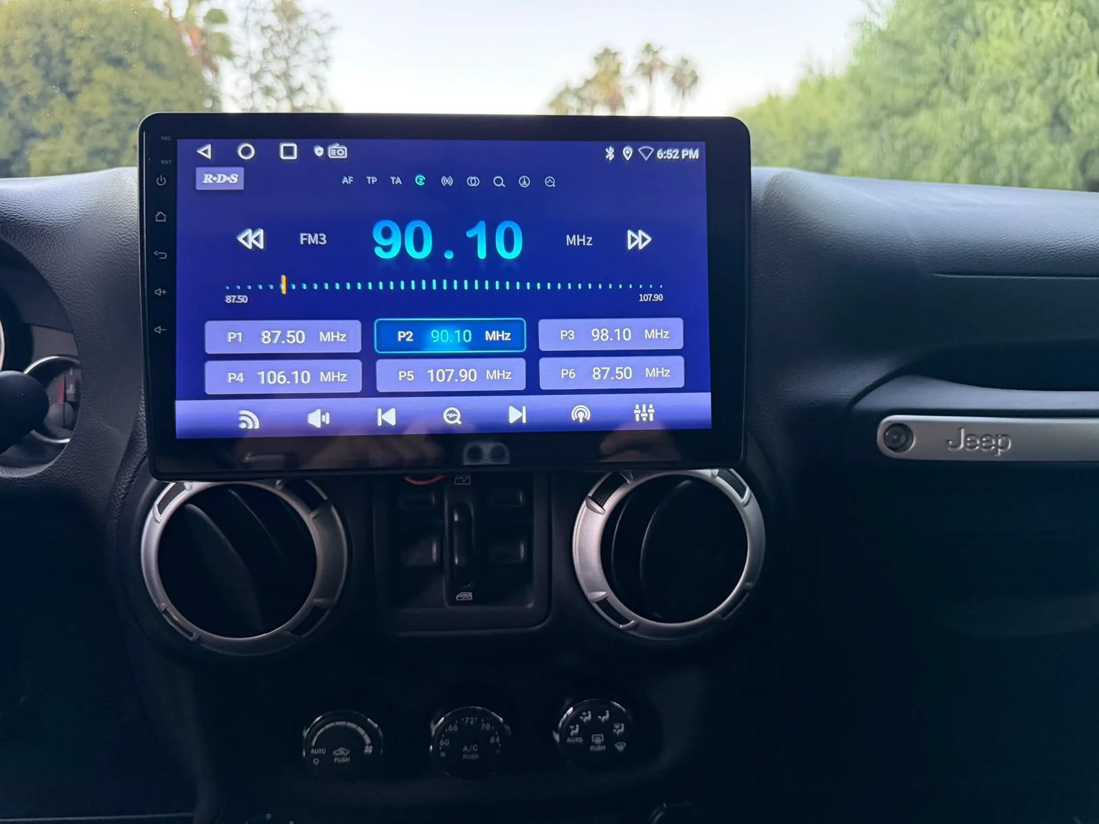 Used 2014 Jeep Wrangler Unlimited Sahara w/ Connectivity Group AWD/4WD image 21