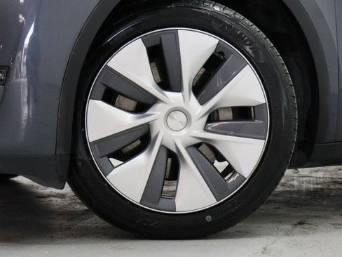 Used 2023 Tesla Model Y Long Range AWD/4WD image 3