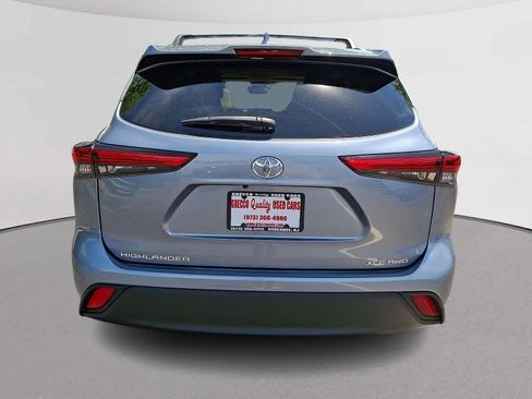 Used 2021 Toyota Highlander XLE AWD/4WD image 9