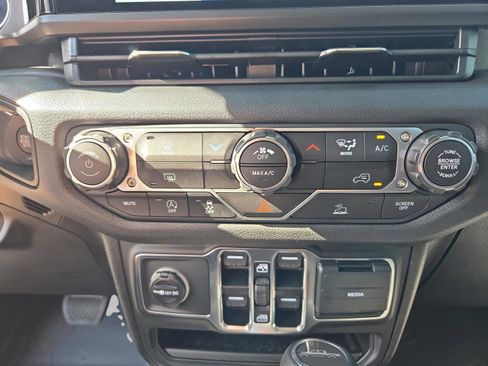 New 2025 Jeep Gladiator Sport image 14