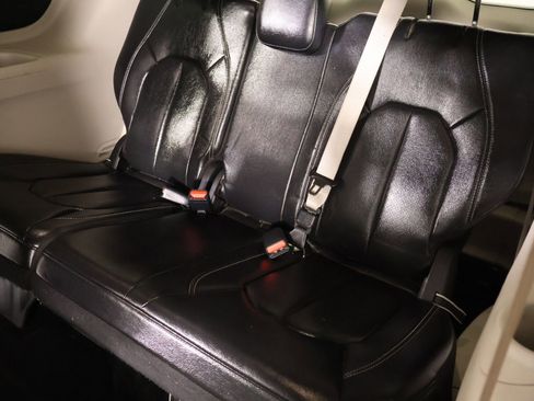 Used 2022 Chrysler Pacifica Touring-L FWD image 13