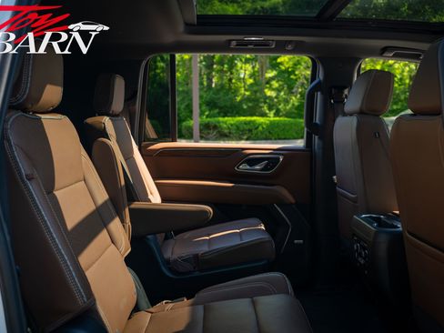 Used 2023 Chevrolet Suburban High Country AWD/4WD image 37