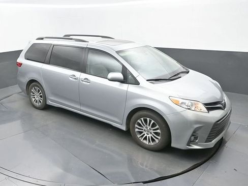 Used 2020 Toyota Sienna XLE image 13