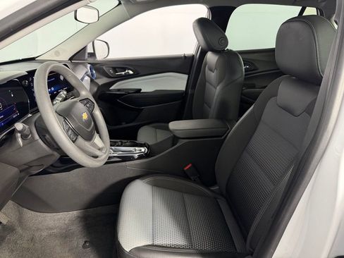 Used 2025 Chevrolet Trax LT FWD image 21