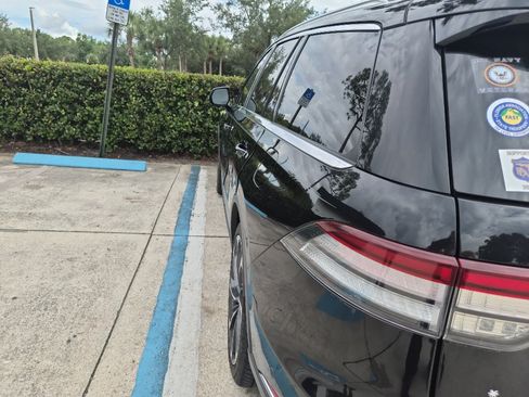 Used 2020 Lincoln Aviator Reserve w/ Equipment Group 202A AWD/4WD image 2