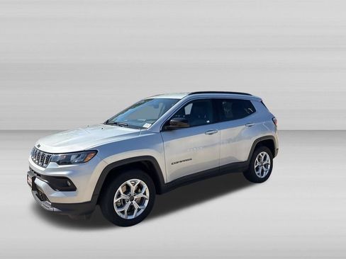 Used 2025 Jeep Compass Latitude AWD/4WD image 8