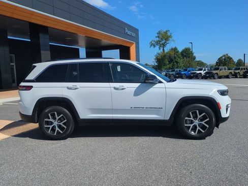 Used 2023 Jeep Grand Cherokee Limited AWD/4WD image 3
