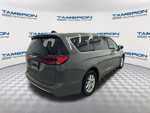 Used 2023 Chrysler Pacifica Touring-L FWD image 5