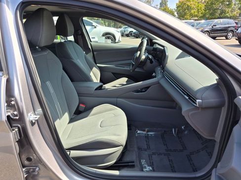 Used 2025 Hyundai Elantra SEL FWD image 21