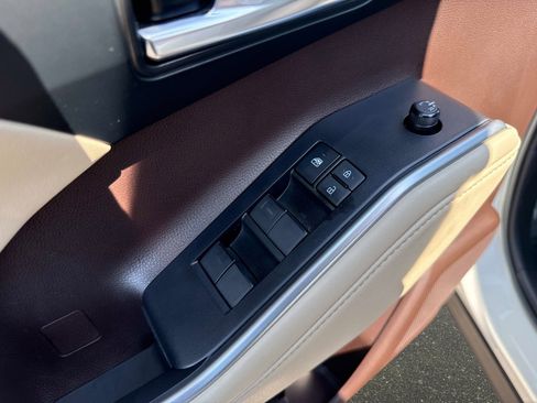 Used 2022 Toyota Highlander XLE FWD image 18