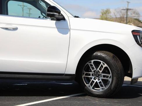 Certified 2025 Ford Expedition Active AWD/4WD image 5