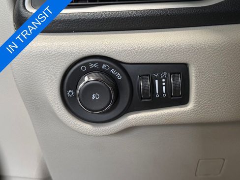 Used 2023 Chrysler Pacifica Touring-L AWD/4WD image 18