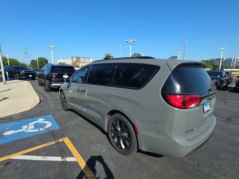 Used 2020 Chrysler Pacifica Touring-L w/ S Appearance Package FWD image 2