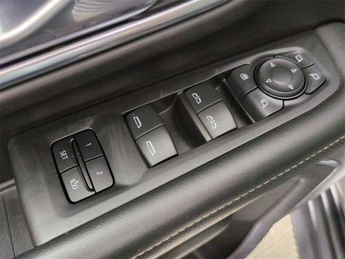 Used 2023 GMC Yukon SLT w/ SLT Premium Package image 24