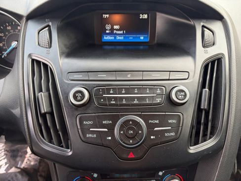 Used 2018 Ford Focus SE w/ SE Appearance Package FWD image 15