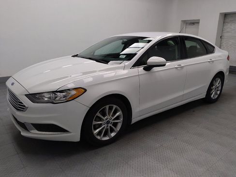 Used 2017 Ford Fusion SE image 2