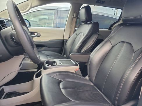 Used 2024 Chrysler Pacifica Touring-L image 16