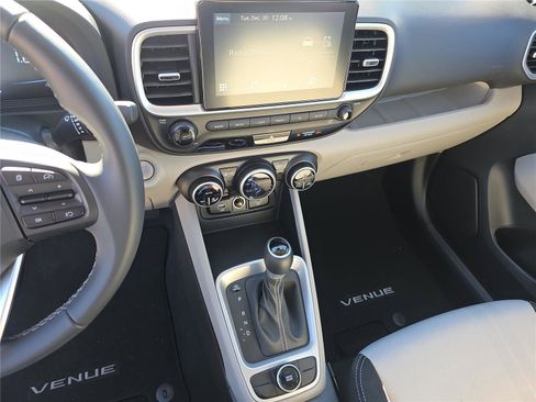 Certified 2025 Hyundai Venue SEL image 28