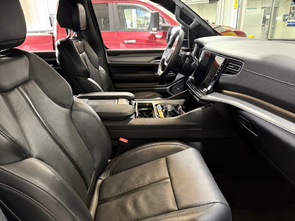 Used 2025 Jeep Wagoneer L Series II AWD/4WD image 30