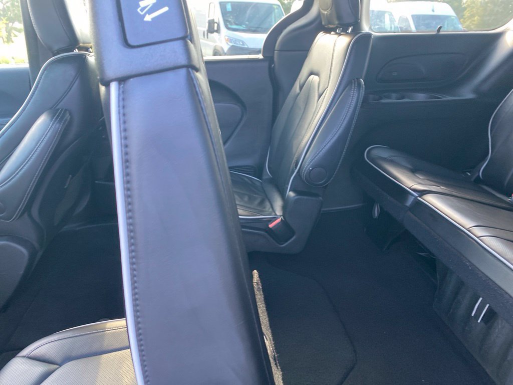 Used 2025 Chrysler Pacifica Limited FWD image 35