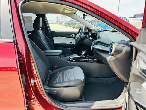Used 2025 Chevrolet Trax LT FWD image 28