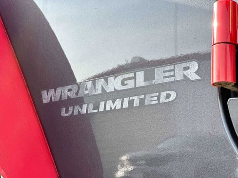 Used 2016 Jeep Wrangler Unlimited Rubicon w/ Connectivity Group image 15