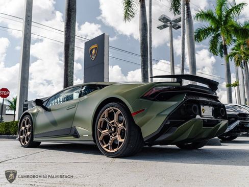 Used 2023 Lamborghini Huracan Tecnica image 3