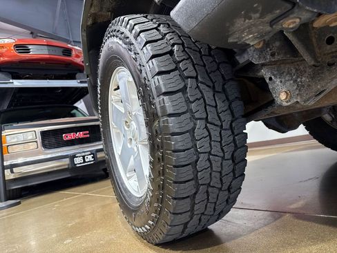 Used 2010 Jeep Wrangler Unlimited Sahara image 33