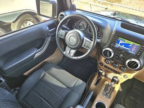 Used 2012 Jeep Wrangler Unlimited Sahara w/ Connectivity Group AWD/4WD image 13