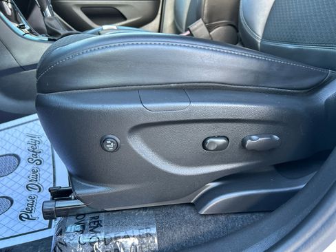 Used 2022 Buick Encore Preferred image 11