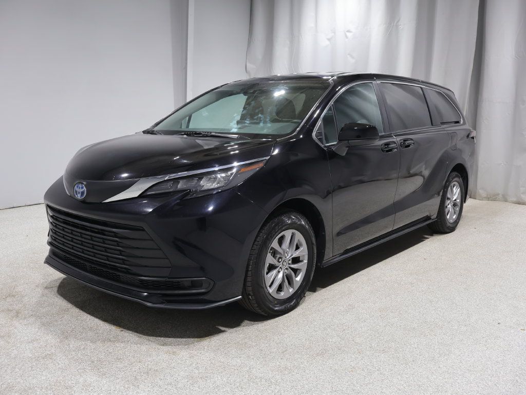 Used 2025 Toyota Sienna LE FWD image 5