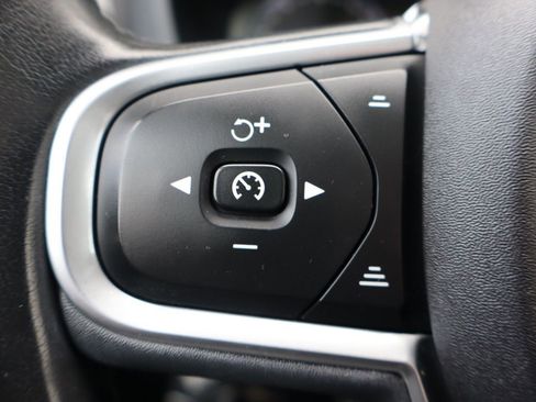 Used 2019 Volvo XC60 T5 Momentum w/ Multimedia Package image 29