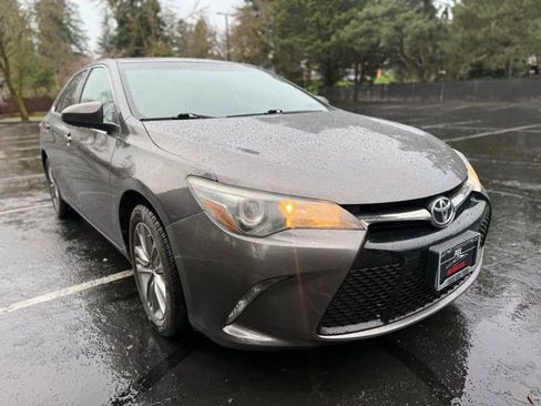 Used 2016 Toyota Camry SE image 3