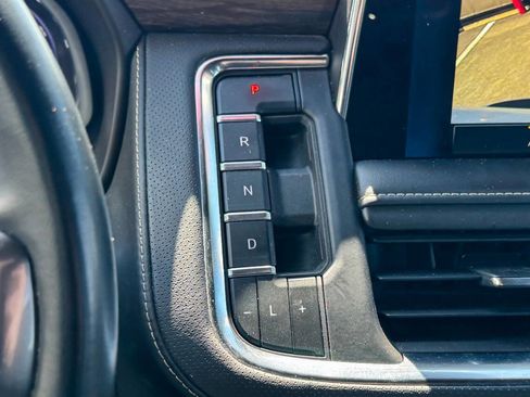 Used 2023 Chevrolet Suburban Premier image 33