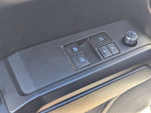 Used 2017 Toyota Tacoma SR image 18