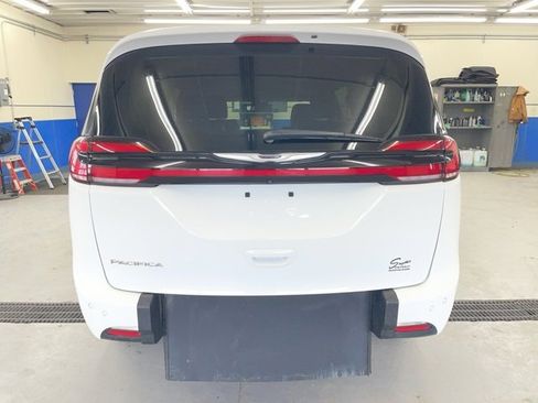 Used 2022 Chrysler Pacifica Touring-L image 12