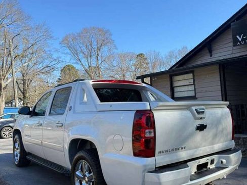 Used 2013 Chevrolet Avalanche LTZ image 4