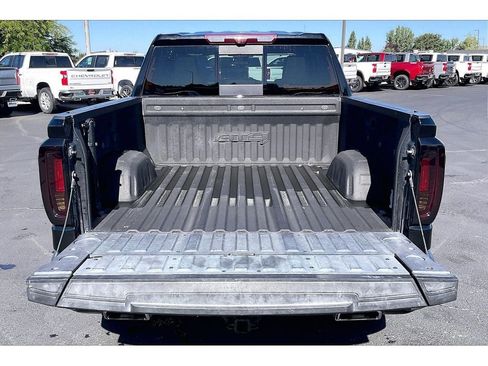 Used 2022 GMC Sierra 1500 AT4 w/ Technology Package AWD/4WD image 10