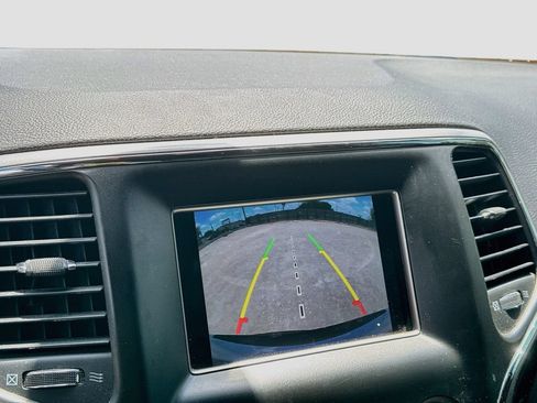 Used 2019 Jeep Grand Cherokee Laredo RWD image 16