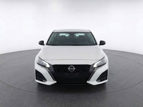 Used 2025 Nissan Altima 2.5 SV FWD image 2