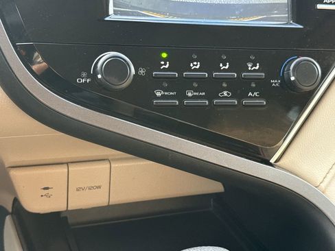 Used 2018 Toyota Camry LE image 20