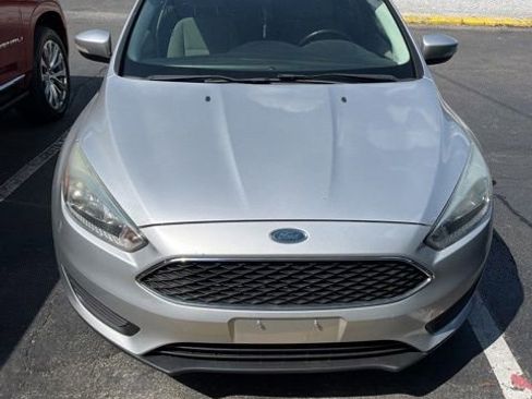 Used 2015 Ford Focus SE w/ SE Cold Weather Package FWD image 3