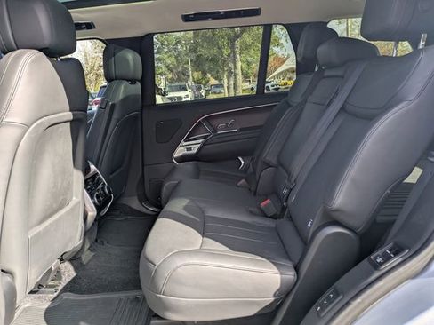 Used 2023 Land Rover Range Rover Long Wheelbase SE image 17