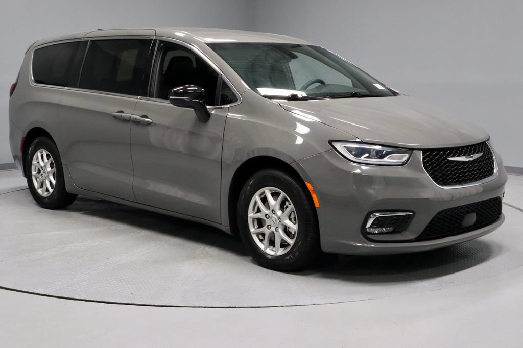 Used 2025 Chrysler Pacifica Select FWD image 1