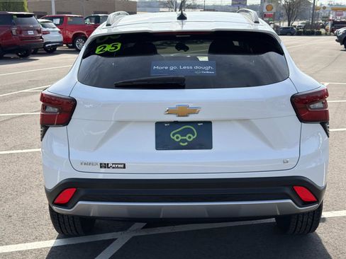 Certified 2025 Chevrolet Trax LT w/ LT Convenience Package image 18